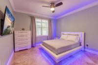 Ein Bett oder Betten in einem Zimmer der Unterkunft Miami Getaway Heated Pool Villa with Mini Golf &amp; BBQ