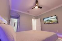 Ein Bett oder Betten in einem Zimmer der Unterkunft Miami Getaway Heated Pool Villa with Mini Golf &amp; BBQ