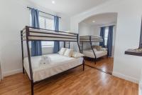Ein Bett oder Betten in einem Zimmer der Unterkunft Miami Getaway Heated Pool Villa with Mini Golf &amp; BBQ