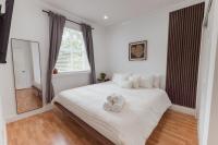 Ein Bett oder Betten in einem Zimmer der Unterkunft Miami Getaway Heated Pool Villa with Mini Golf &amp; BBQ