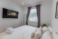 Ein Bett oder Betten in einem Zimmer der Unterkunft Miami Getaway Heated Pool Villa with Mini Golf &amp; BBQ