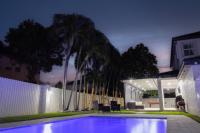Der Swimmingpool an oder in der Nähe von Miami Getaway Heated Pool Villa with Mini Golf &amp; BBQ