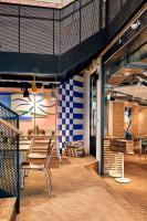 un grupo de sillas y mesas en una habitación en Villa Viva - ein Haus das Brunnen baut, en Hamburgo