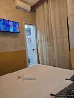 Televízia a/alebo spoločenská miestnosť v ubytovaní Captin Home Roma