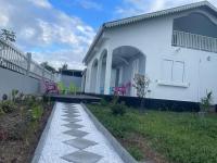 a walkway leading to a white house at Villa Imelda à saint André la réunion in Le Patelin