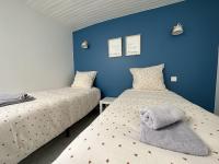 Posteľ alebo postele v izbe v ubytovaní Superbe maison de vacances avec piscine chauffée et bain nordique - 8 pers