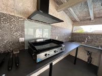 Kuchyňa alebo kuchynka v ubytovaní Superbe maison de vacances avec piscine chauffée et bain nordique - 8 pers