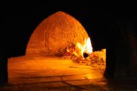 einen Steinofen mit einem Feuer darin in der Unterkunft Baia Degli Aranci Suite & Apartments in Vieste