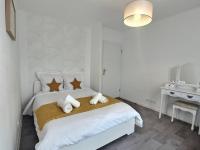 a white bedroom with a bed with towels on it at Le Nuage d&#39;Arianne*Vale d&#39;Europe *Disney*Paris in Chessy