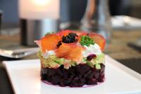 Un postre con fruta en un plato blanco. en Hilton Garden Inn Munich City West, en Múnich