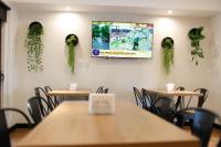 サン・ペドロにあるSan Pedro Hotel & Restóのダイニングルーム(テーブル、壁掛けテレビ付)