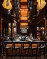 un bar con sillas frente a un mostrador en Esplendor by Wyndham Savoy Rosario, en Rosario