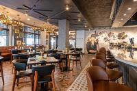 Un restaurante con mesas y sillas y un mural. en Hotel Flor Tampa Downtown, Tapestry Collection By Hilton, en Tampa