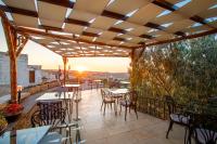 un patio con mesas y sillas y la puesta de sol en Cappadocia Fairy Chimneys Selfie Cave Hotels - Special Class, en Uchisar