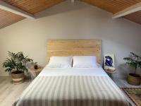 Postel nebo postele na pokoji v ubytování Atico de madera Apartamento en Rinlo, RIBADEO
