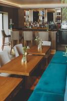 een restaurant met houten tafels en stoelen en een bar bij Everything Retreat in Mellor