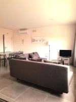 TV a/nebo společenská místnost v ubytování TOLETUM low cost LOFTS diáfanos o 2dormitorios PARKING Municipal Gratis al aire libre a 100m