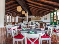 Room in Bungalow - Triple Bungalow 6 - El Cortijo Chefchaeun Hotel Spaにあるレストランまたは飲食店
