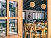Room in Bungalow - Triple Bungalow 6 - El Cortijo Chefchaeun Hotel Spaにあるレストランまたは飲食店
