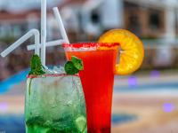 Room in Bungalow - Triple Bungalow 6 - El Cortijo Chefchaeun Hotel Spaで提供されているドリンク