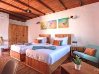 Room in Bungalow - Triple Bungalow 6 - El Cortijo Chefchaeun Hotel Spaにあるベッド