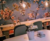 una mesa con un jarrón de flores en una pared en Yxningens Holiday Homes, Cottages and Camping, en Gusum