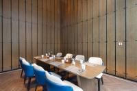 una sala de conferencias con una mesa larga y sillas en Sheraton Pujiang, en P'u-yang-chen