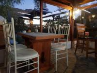 een houten tafel en stoelen onder een prieel bij Casa Hotel San Pedro in Villa de Leyva