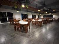 Un restaurant u otro lugar para comer en VAGA NAKSHATHRA SUITES