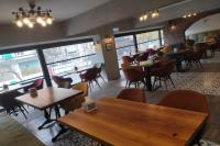 un ristorante con tavoli e sedie in una stanza di OTEL DEFNE a Polatlı