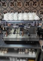 una macchina per il caffè con tazze bianche su uno scaffale di OTEL DEFNE a Polatlı