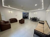 Χώρος καθιστικού στο highway reach Layathraa