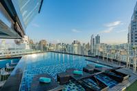 The Continent Hotel Sukhumvit - Asok BTS Bangkokの敷地内または近くにあるプール
