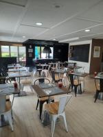 een eetkamer met tafels en stoelen in een restaurant bij Campanile Metz Est Technopole - Restaurant in Metz