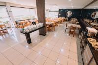 Un restaurant u otro lugar para comer en Itatiba Orion Hotel
