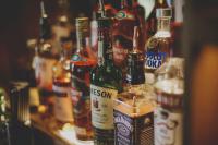 een groep flessen alcohol op een plank bij Everything Retreat in Mellor