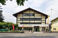 un edificio en blanco y negro en Hotel Alpha Thun, en Thun