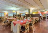 een restaurant met tafels en stoelen in een kamer bij FLAT SAINT MARTIN Apto 308 in Fortaleza