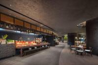 Un restaurante con barra, mesas y sillas. en Wyndham Foshan Nanhai, en Foshan