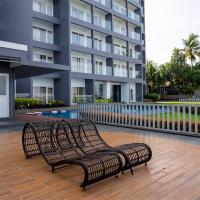 un banco de mimbre sentado frente a un edificio en Kent Baywatch Suites, en Kochi