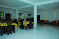 un salon avec une table, des chaises et un canapé dans l'établissement Sayu Garden Hotel, à Habaraduwa Central