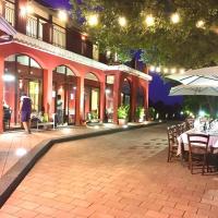 einen Innenhof eines Gebäudes mit Tischen und Stühlen in der Unterkunft Agricampeggio Verde Etna in Aci SantʼAntonio