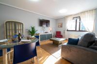 una sala de estar con un sofá y una mesa en Apartamento GO- La Ermita -Parking Gratuito, en Arroyo de la Encomienda