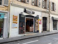 una pizzería al costado de un edificio en Charming Haven in Antibes, en Antibes