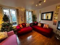 Posezení v ubytování London 2 Bed 2 Bath Apartment Holiday Home - Free Parking - 3min walk to the Train station - 19min to London Liverpool Street 5min to Victoria Line 1GB Broadband super fast Internet GROUND FLOOR 100s of shops restaurants bakeries 24-hour ASDA superstore