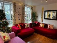 Posezení v ubytování London 2 Bed 2 Bath Apartment Holiday Home - Free Parking - 3min walk to the Train station - 19min to London Liverpool Street 5min to Victoria Line 1GB Broadband super fast Internet GROUND FLOOR 100s of shops restaurants bakeries 24-hour ASDA superstore