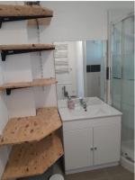 ein Badezimmer mit einem Waschbecken, einem WC und einer Theke in der Unterkunft la Sentinelle in Calais