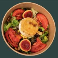 eine Schüssel gefüllt mit einem Salat aus Obst und Gemüse in der Unterkunft HOTEL LA PERLA in Olot