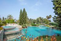 Bazén v ubytování Mirage Park Resort-Ultra All Incl. nebo v jeho okolí