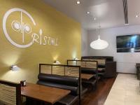 Un restaurante con mesas y sillas y un cartel en la pared. en dpCristal, en Sarria